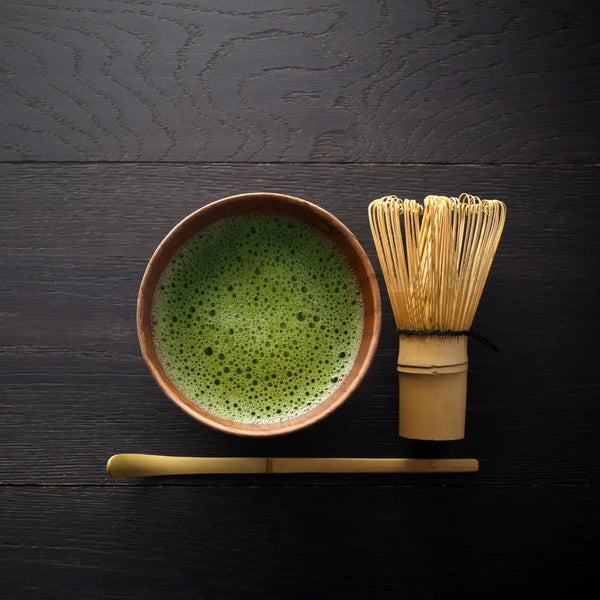 bambo sked visp och ekologisk grön Matcha te