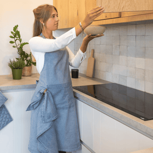 Denim blått köksförkläde i bomull på kvinna med kökshandduk i ögla