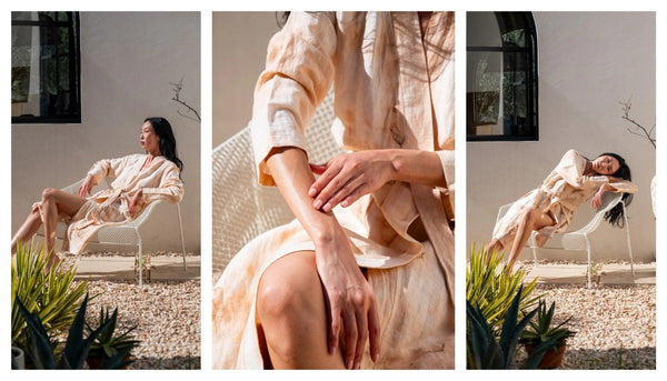 Kvinna i morgonrock kimono i beige – del av joi Livings kollektion för morgonrockar och kimonos i bomull och linne