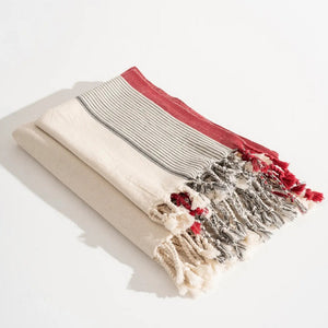 Vikta 2-pack strandlakan i rött och beige med handknutna fransar i 100 % turkisk bomull.