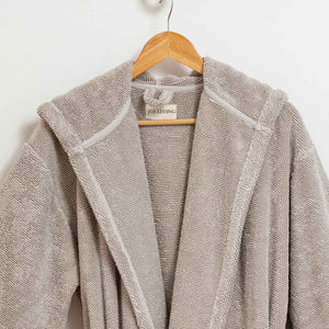 Beige badrock med pebble-struktur - närbild på krage och Joi Living etikett