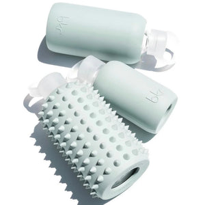 bkr James-familjen i salviagrönt – Spiked 500 ml, Little 250 ml och Stor 1 L glasflaskor med silikonhölje