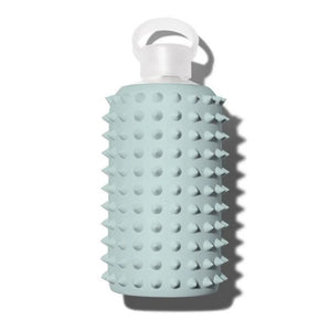 bkr Spiked James glasflaska 500 ml med piggat silikonhölje i salviagrönt och vitt loop-lock
