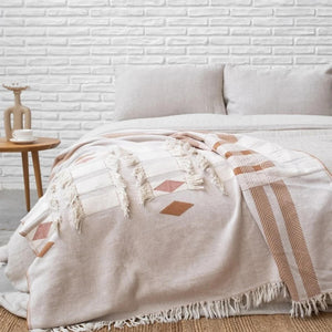 Boho Tales filt draperad över säng med diamantmönster och fransar, bohemisk inredning, 100% OEKO-TEX bomull