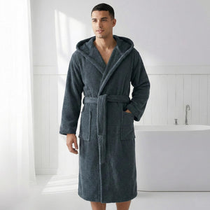 Charcoal badrock med pebble-struktur och huva - man modell i vitt badrum