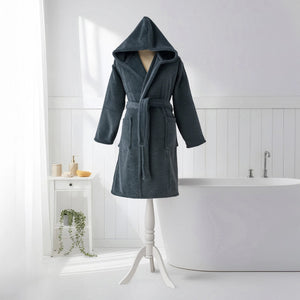 Charcoal badrock med pebble-struktur och huva på mannekäng i vitt badrum - lifestyle