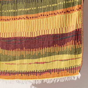 Gul-orange etnisk hammamhandduk - närbild på hörn, fransar och handvävd struktur