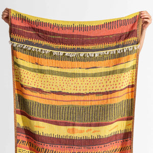 Gul-orange etnisk hammamhandduk med handvävt mönster och fransar - närbild