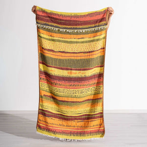 Gul-orange etnisk hammamhandduk med handvävt mönster och fransar - helbild