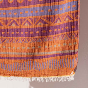 Orange-lila etnisk hammamhandduk - närbild på hörn, fransar och handvävd struktur