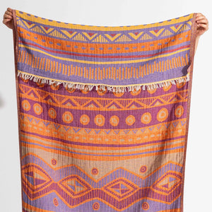 Orange-lila etnisk hammamhandduk med geometriskt mönster och fransar - närbild