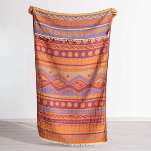 Orange-lila etnisk hammamhandduk med handvävt mönster och fransar - helbild