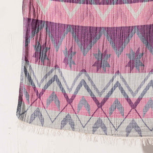 Rosa-lila etnisk hammamhandduk - närbild på hörn, fransar och geometriskt mönster