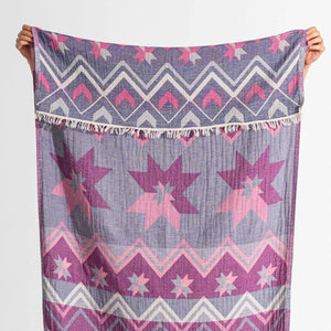 Rosa-lila etnisk hammamhandduk med geometriskt mönster och fransar - närbild