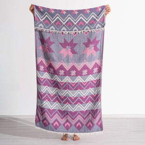 Rosa-lila etnisk hammamhandduk med handvävt mönster och fransar - helbild