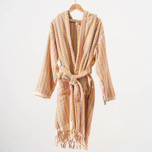 Flerfärgad randig morgonrock med pompomstruktur och fransar - helbild framifrån