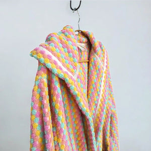 Flerfärgad randig morgonrock med pompomstruktur hängande - närbild på krage