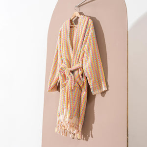 Flerfärgad randig morgonrock med pompomstruktur och fransar hängande från sidan
