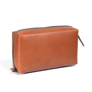 Getterön necessär i läder – brun färg, sedd från sidan på vit bakgrund