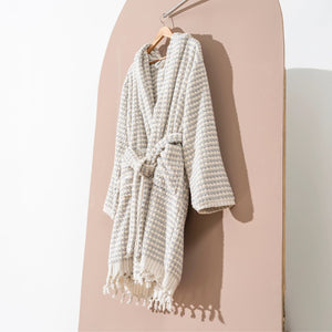 Grå morgonrock med pompomstruktur och fransar i handvävd bomull