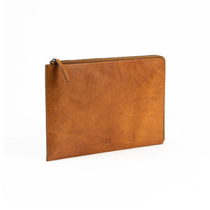 Grimmared laptopfodral 16 tum brunt fotat i sidovinkel