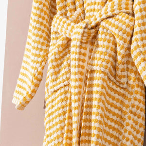 Gul randig morgonrock med pompomstruktur, bälte och fickor - ovanifrån