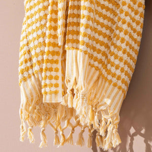 Gul randig morgonrock med pompomstruktur - närbild på fransar och detaljer