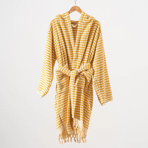 Gul randig morgonrock med pompomstruktur, bälte och fransar hängande framifrån
