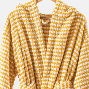 Gul randig morgonrock med pompomstruktur - närbild på krage och mönster