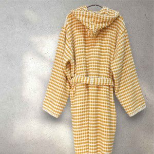 Gul randig morgonrock med pompomstruktur och bälte - helbild ovanifrån