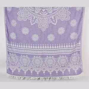 Hamamhandduk Mandala i lila med vitt mandalamönster och blommor, helbild upphängd med fransar