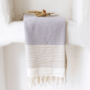 Hamamhandduk Viva i lila, närbild på tyg och mönster. Joi Living