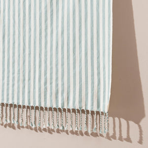 Detalj av Marstrand randig hamamhandduk i mintgrön och vit med handknutna fransar