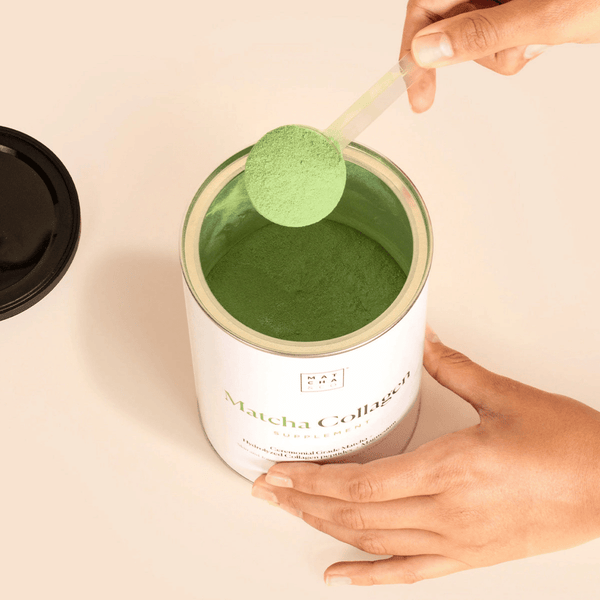 Öppen burk med grön matcha och måttsked
