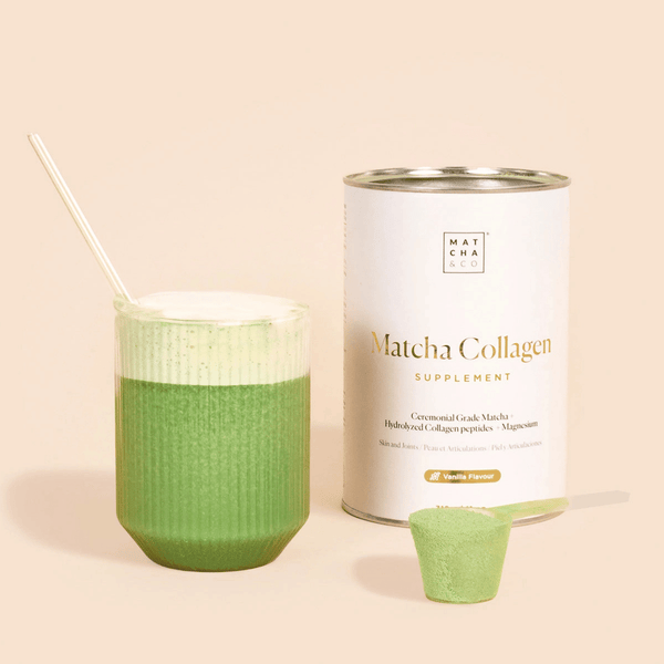 Matcha latte med måttsked och vaniljburk med kollagen och magnesium
