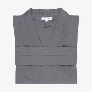 Morgonrock i linne mörkgrå vikad med kimonokrage och skärp, naturligt linne för alla årstider.