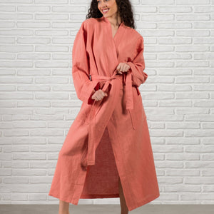 Linnmorgonrock Desert Rose på modell, lång kimonokrage med skärp, lätt linne för alla årstider