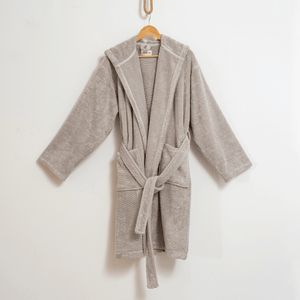 Unisex morgonrock i beige premium bomull – frontvy med Pebble Terry-struktur