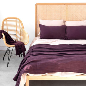 Muslin sängöverkast Wine vinröd på dubbelsäng 200x220 cm med rattan-möbler, ekologisk bomull, Terra kollektion