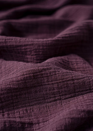 Muslin sängöverkast Wine i vinröd färg med mjuka veck, handvävt ekologisk bomull, andningsbart och lätt