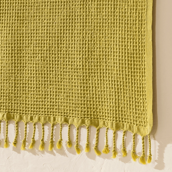 Mustard gul stentvättad handduk närbild