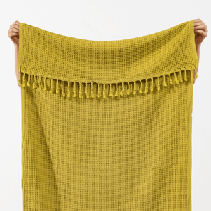 Mustard gul stentvättad handduk närbild
