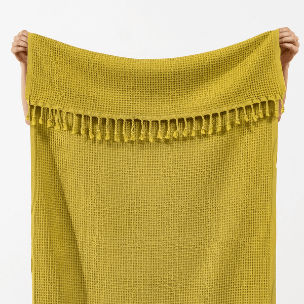 Mustard gul stentvättad handduk närbild
