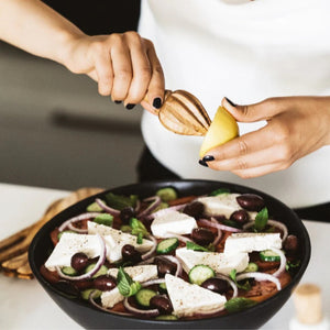Handgjord olivträ citruspress för citron och lime i köket