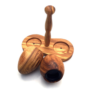 Handgjort olivträset med salt- och pepparkar och hållare