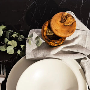 Handgjord olivträ salt- och pepparskål med lock på elegant bordsdukning