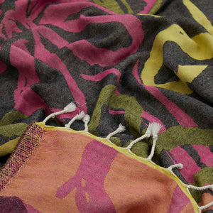 Närbild på ekologisk bomull och knytfransar – orange strandhandduk