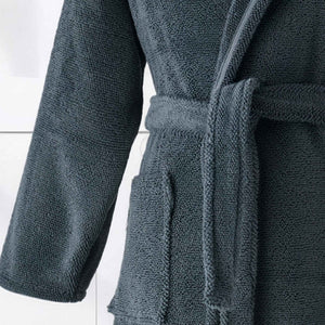 Pebble lyxig badrock i turkisk bomull charcoal - detaljbild textur och bälte