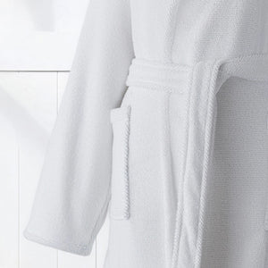 Pebble lyxig badrock i turkisk bomull vit - mjuk textur och fickor detalj