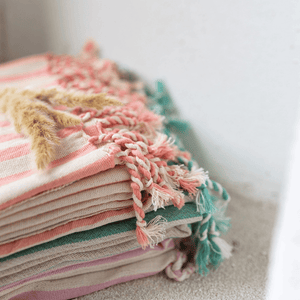 Färgglada retro hamamhanddukar i ekologisk bomull – orange, lila och grön